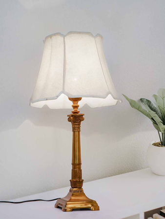 Antique Gold Finish Roman Corinthian 26 Inch Single Aluminium Column Table Lamp Light With 14 Inch Off White Scalloped Borders Fabric Shade