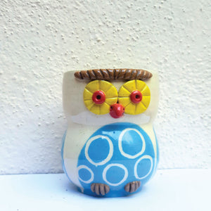 Ring blue owl planter close up