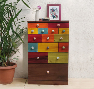 Solid Wood Contemporary Chest of Drawers with Multicolor PU Finish on the Fascia and Ceramic Knobs