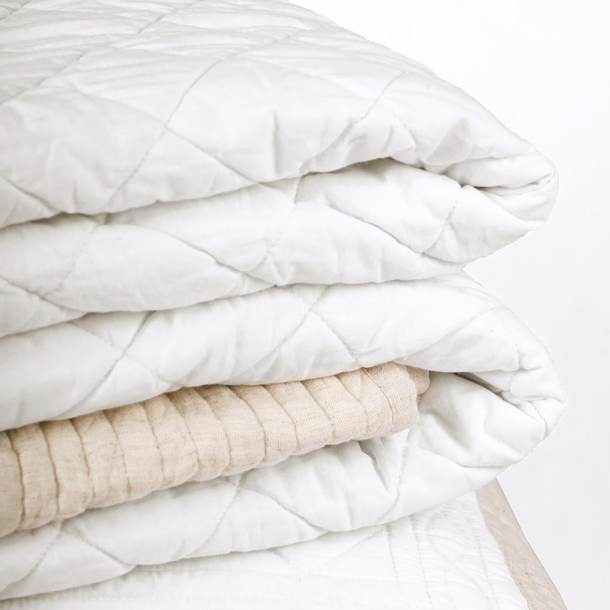 SHWET - Natural And white Quilt with 2 coordinated pillow cases, Sizes available