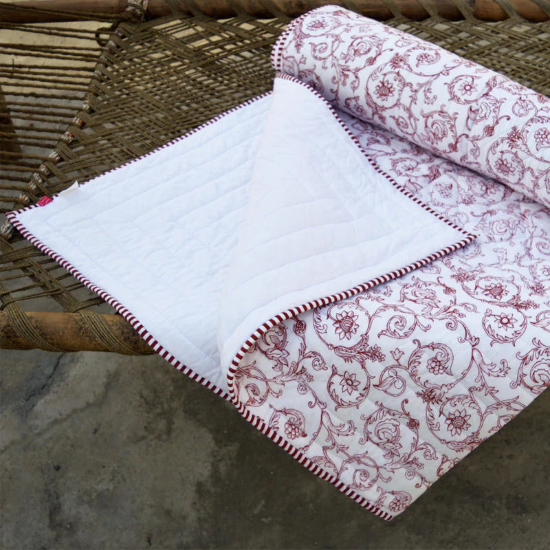 Swirl - Quilted cotton bedspread wth red victorian swirl print