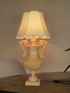 Colonial Urn Marble Transitional Table Lamp With 16inch Off White Scalloped Borders Fabric Shade
